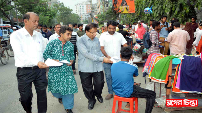 বাস ভাড়া কমানোর দাবিতে যাত্রী অধিকার ফোরামের লিফলেট বিতরণ