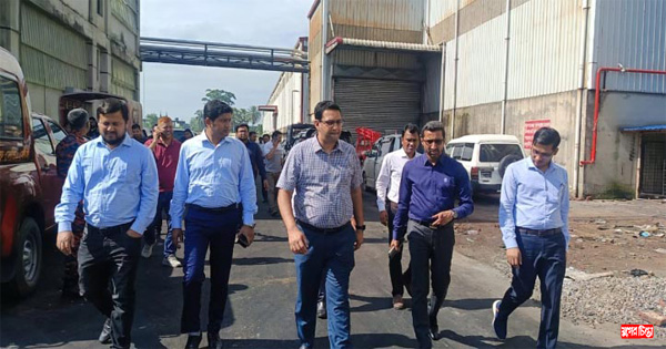 পুড়ে যাওয়া ভবনটি ঝুঁকিপূর্ণ হওয়ায় উদ্ধার অভিযান সম্ভব নয়