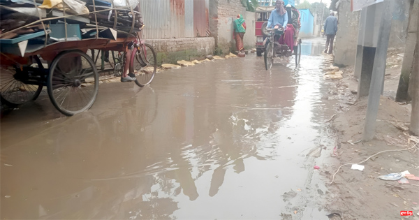 কাশিপুরে রাস্তা এখন ড্রেনের&nbsp;নোংরা পানির নিচে