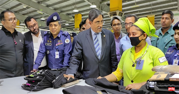 আদমজী ইপিজেডে কারখানা পরিদর্শনে মানবাধিকার কমিশনের চেয়ারম্যান