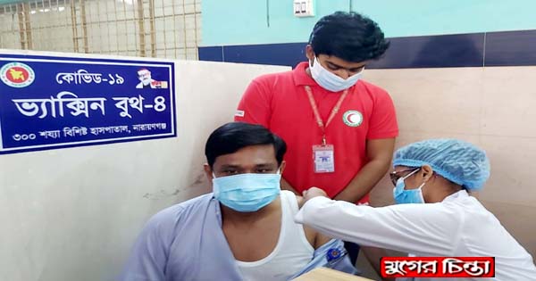 ভ্যাকসিনের দ্বিতীয় ডোজ নিলেন জেলা প্রশাসক
