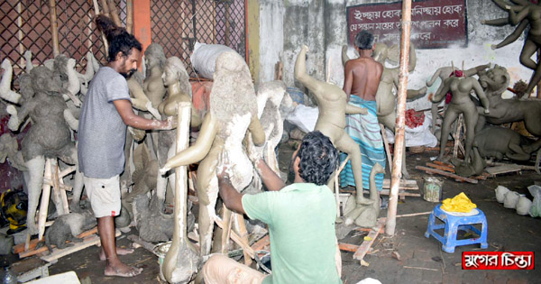 জেলায় ২১৪টি পূজা মণ্ডপের প্রতিমা তৈরিতে ব্যস্ত মৃৎশিল্পীরা