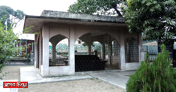 প্রাচীন মুসলিম পুরাকীর্তি সুলতান গিয়াস উদ্দিন আযম শাহের সমাধি