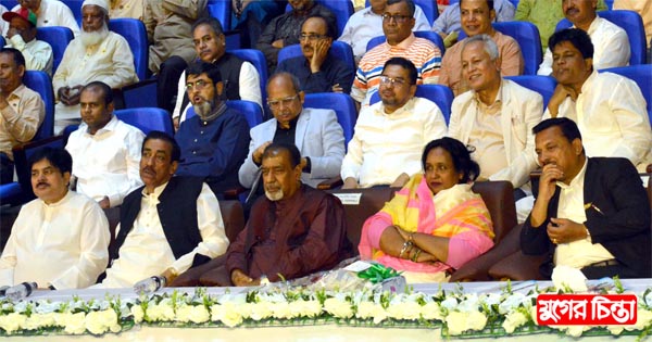 শেষ বেলায় এক ফ্রেমের বিরল ছবি