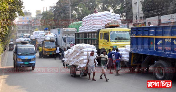 নিতাইগঞ্জের অবৈধ ট্রাক স্ট্যান্ডে চোখ পড়েনি