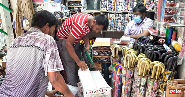 রোদ-বৃষ্টিতে কদর বেড়েছে ছাতার