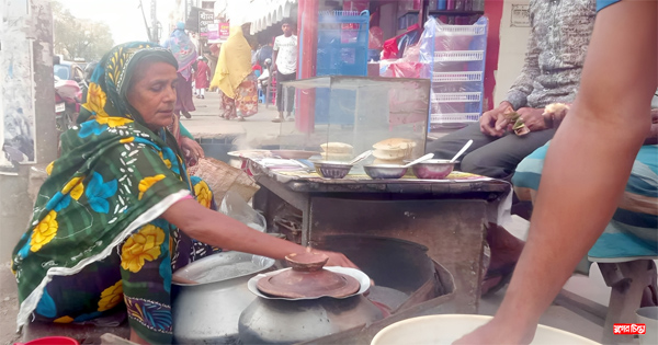 শীতের আগমনে পিঠার বাড়তি কদর