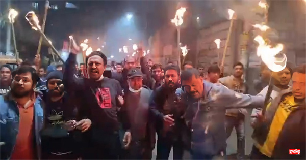 হরতালের সমর্থন জানিয়ে সজল-শাহেদের নেতৃত্বে নগরীতে মশাল মিছিল