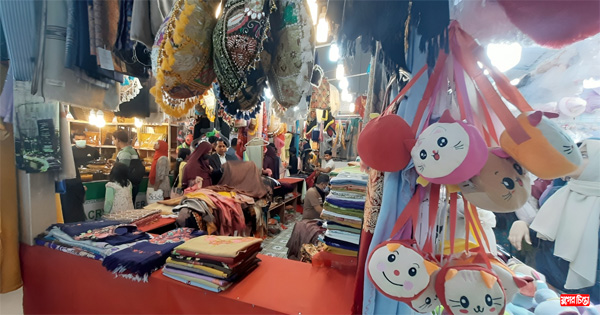 ছাড় দিয়ে ক্রেতা টানছে বাণিজ্য মেলার ব্যবসায়ীরা