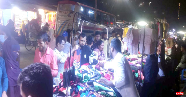 শীতের কেনাকাটায় ফুটপাতে ভীড় শপিংমলগুলো ক্রেতাশুন্য