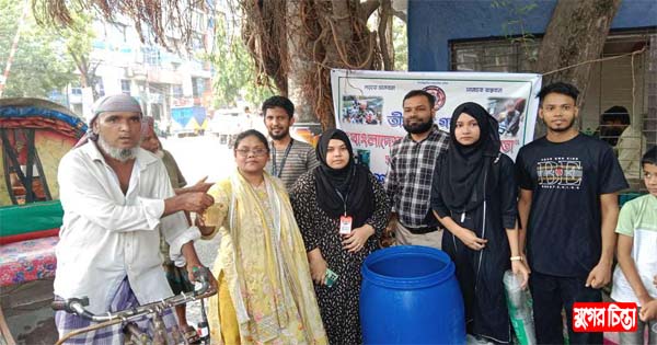 স্বেচ্ছাসেবী রক্তদাতা সংগঠনে উদ&zwj;্যােগে পথচারীদের মাঝে শরবত বিতরণ