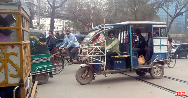 ফুটপাত হকার মুক্ত হলেও সড়ক ইজিবাইকের দখলে