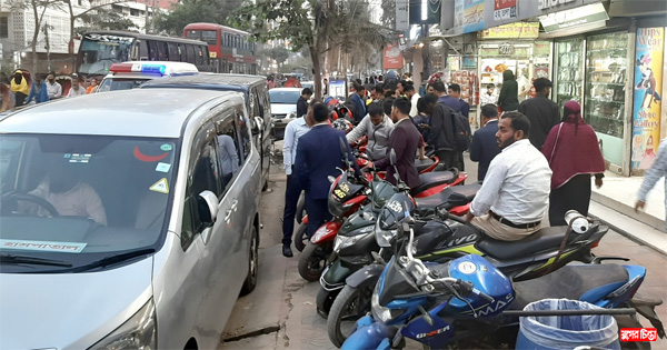 ফুটপাত হকার মুক্ত, তবে&nbsp;বন্ধ হয়নি অবৈধ পার্কিং