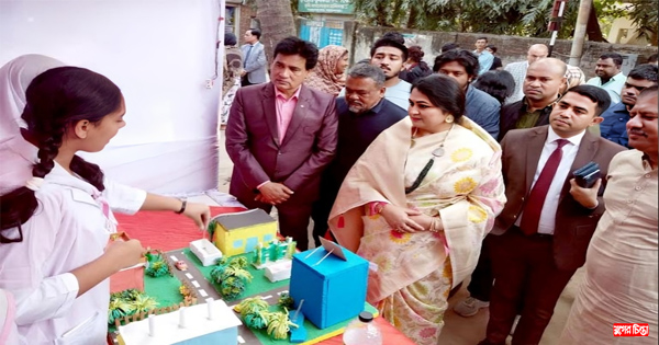 তোমরা ফেসবুক চালাও ফেসবুক যাতে তোমাদের না চালায়: সালমা ওসমান লিপি