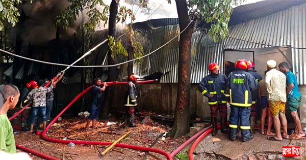 আড়াইহাজারে ব্যাটারি কারখানায় আগুন &nbsp;