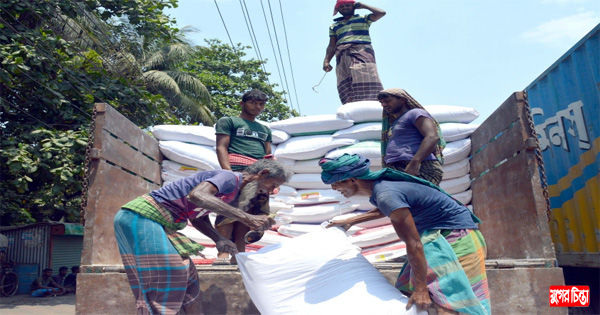তীব্র তাপদাহে দিনমজুর শ্রমিকরা খুঁজছেন শীতল প্রহর