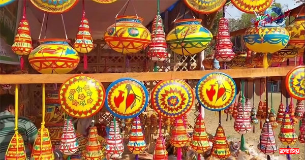 সোনারগাঁয়ে লোক কারুশিল্প মেলায় শেষ মুহূর্তে দর্শনার্থীর ভীড়