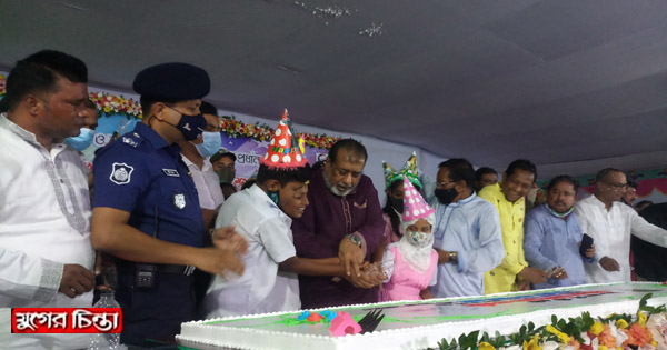 প্রধানমন্ত্রীর জন্মদিন উপলক্ষে&nbsp;কেক কাটলেন&nbsp;সেলিম ওসমান