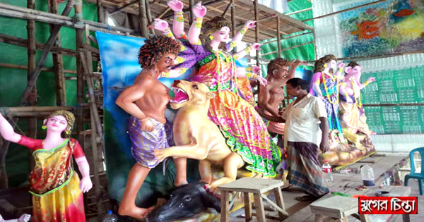 রঙ তুলির আঁচড়ে&nbsp;দেবী দুর্গা মণ্ডপে মণ্ডপে শেষ মুহূর্ত্বের প্রস্তুত