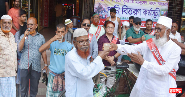 মানুষের মাঝে ৬ষ্ঠ দিনে &lsquo;আমরা নারায়ণগঞ্জবাসী&rsquo;র সুপেয় শরবত বিতরণ
