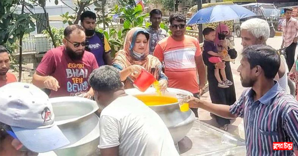 কাউন্সিলর বিভার উদ্যোগে তৃষ্ণার্ত মানুষের মাঝে শরবত পান