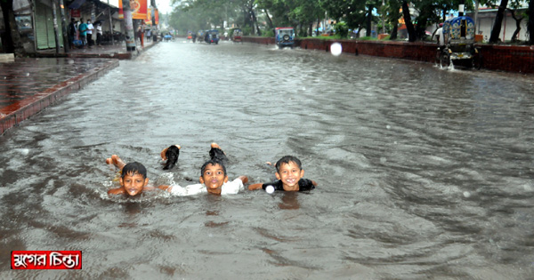 মুষলধারে বৃষ্টিতে শহরে কৃত্রিম জলাবদ্ধতা