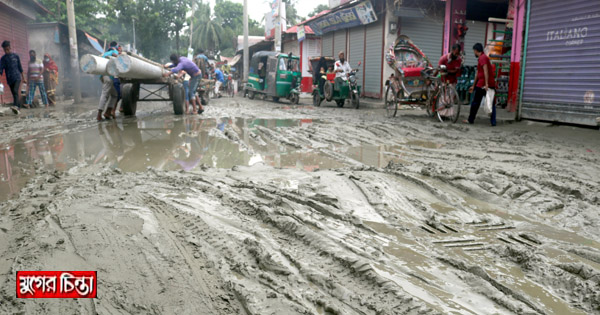আড়াইহাজারে ইট-সুড়কির বদলে বালি, কাঁদায় মাখামাখি যানবাহন