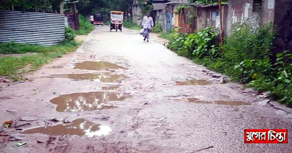ছোট-বড় গর্তে সয়লাব ডিক্রিচর রাস্তা