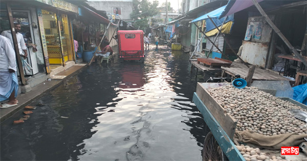 পানিবন্দী মুসলমিনগর মধ্যপাড়াবাসীদের খোঁজ নেয়না জলিল মেম্বার