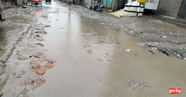 ফতুল্লা ইউনিয়ন পরিষদের সামনের রাস্তার বেহাল দশা &nbsp;