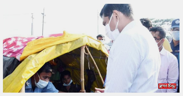 নদী-তীরের বেদেরা পেল ডিসি&rsquo;র ত্রাণ সহায়তা