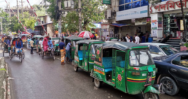 শহরের সড়ক অবৈধ স্ট্যান্ড&nbsp;ও হকারদের দখলে!