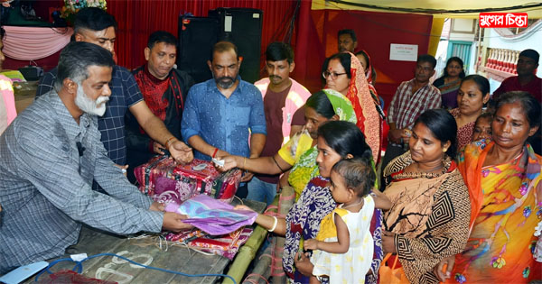 ঘরে ঘরে পূজার উপহার পৌছে দিচ্ছেন কাউন্সিলর খোরশেদ