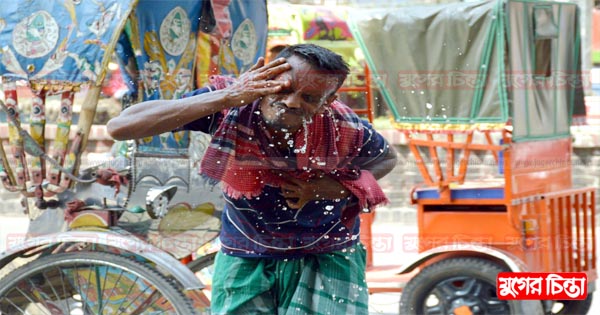 তীব্র রোদে কাজ করতে হচ্ছে খেটে খাওয়া মানুষদের