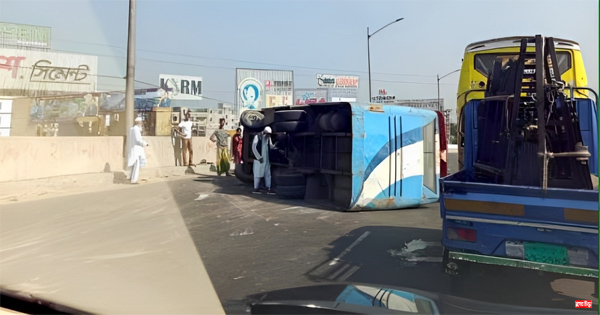 কাঁচপুর ব্রিজের ঢালে নাফ বাস উল্টে আহত ১০, তীব্র যানজট