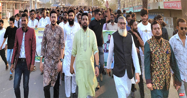 সাদ্দাম হোসেনের নেতৃত্বে বিশাল মিছিল