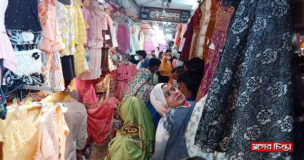 ঝুঁকি নিয়েই শেষ মুহুর্তের কেনাকাটা