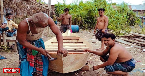 বর্ষার আগমনে সোনারগাঁয়ে নৌকা তৈরিতে ব্যস্ত জেলেরা