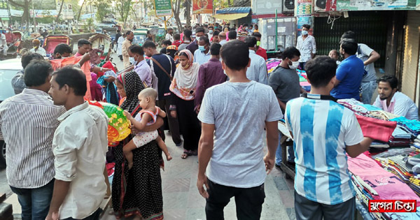 লকডাউনে ফুটপাতে ক্রেতা-বিক্রেতাদের উপচেপড়া ভিড়