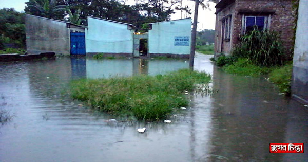পশ্চিম হাজীপুরে সামান্য বৃষ্টিতে&nbsp;বাড়িঘরে হাঁটুপানি, চরম দুর্ভোগ