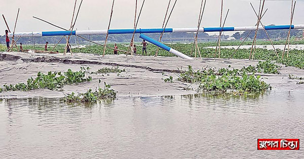 ব্রহ্মপুত্র নদে বালু ফেলে ফসলী জমি দখলের অভিযোগ