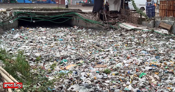 ফতুল্লায় জলাবদ্ধতার অন্যতম&nbsp;কারণ ময়লা ফেলে খাল ভরাট