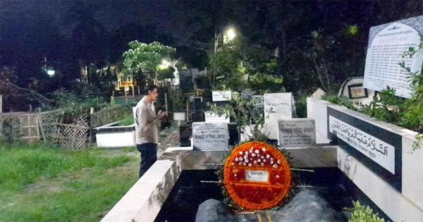 গভীর রাতে কবরস্থানে অঝোরে কাঁদলেন শামীম ওসমান