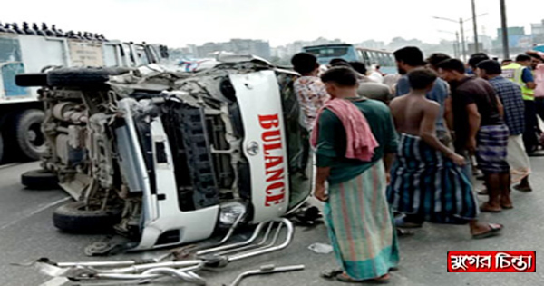 কাঁচপুর সেতুতে নিয়ন্ত্রণ হারিয়ে অ্যাম্বুলেন্স উল্টে আহত ৪