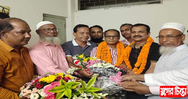 আব্দুস সালাম আজাদকে ফুল দিয়ে শুভেচ্ছা জানিয়েছে রূপগঞ্জ বিএনপি