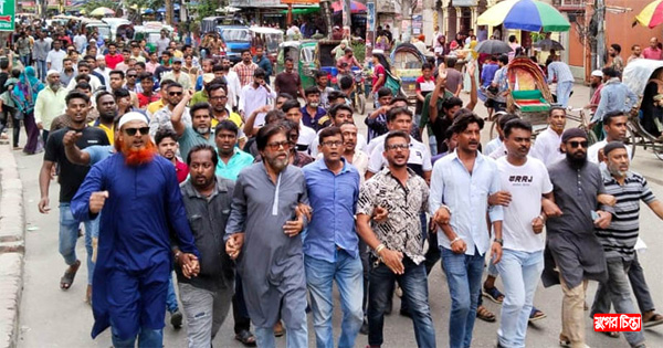 আদালতে জাকির খানকে না আনায় মুক্তি দাবিতে শহরে মিছিল