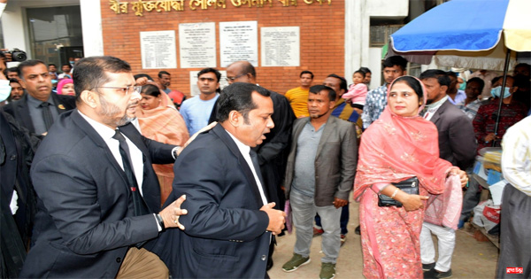 আওয়ামীপন্থী আইনজীবীদের বাধায় বিএনপির মানববন্ধন কর্মসূচি পণ্ড