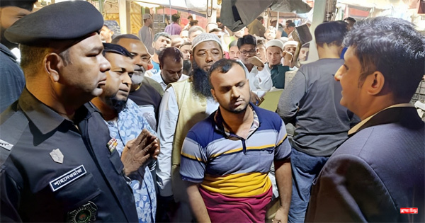 অতিরিক্ত দামে দ্বিগুবাবু বাজারে পেঁয়াজ বিক্রি, ১ লাখ টাকা জরিমানা