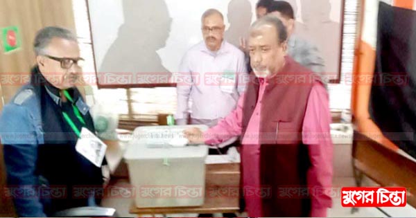 হেরিটেজ স্কুল ভোটকেন্দ্রে ভোট দেন সেলিম ওসমান