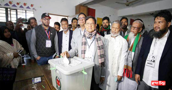 রূপসী নিউ মডেল স্কুল এন্ড কলেজে ভোট দেন গোলম দস্তগীর গাজী